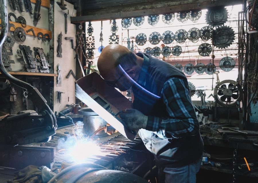 Metallbauer beim Schweißen in der Werkstatt