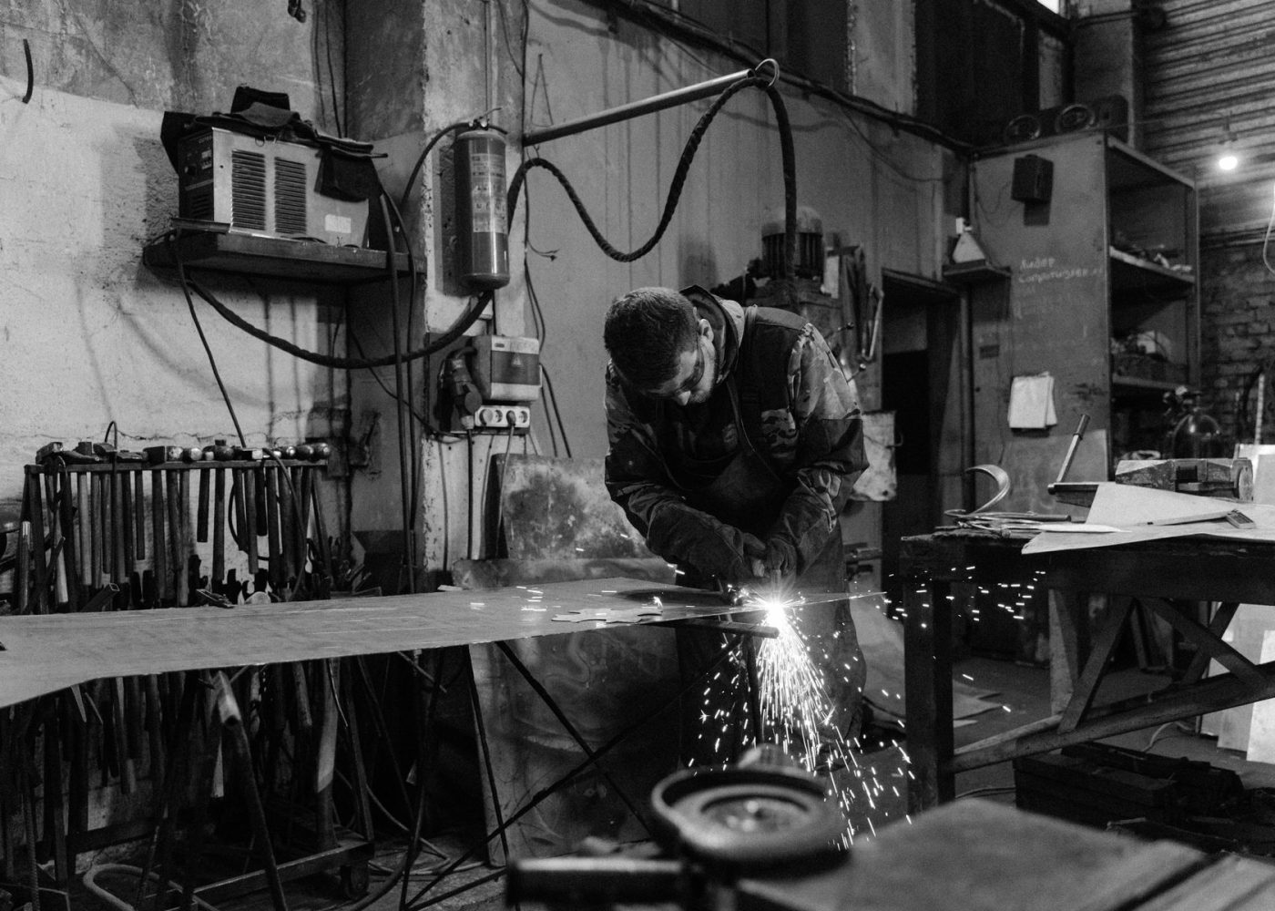 Metallarbeiter an der Werkbank