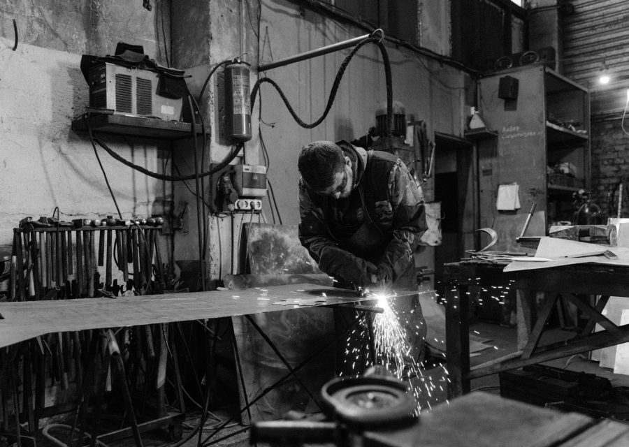 Metallarbeiter an der Werkbank