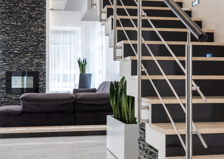 Treppe mit Edelstahlgeländer im Wohnraum